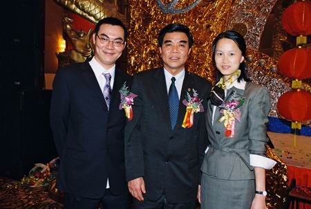 珠海市常務(wù)副市長冼文先生與美國華策公司董事長于愛娣女士在晚會現(xiàn)場、左為華策集團董事局副主席楊智雄，右為華策集團銷售總監(jiān)楊影菲女士