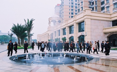 考察團參觀集團“燈都華廷”項目
