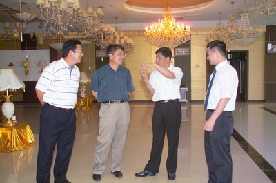 戎書記（右二）和王市長（左二）參觀威力谷照明公司