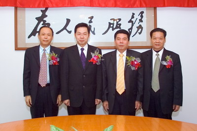 陳坎局長(zhǎng)、楊峰主席、盧文輝副市長(zhǎng)、林漢洋副秘書長(zhǎng)親切合影